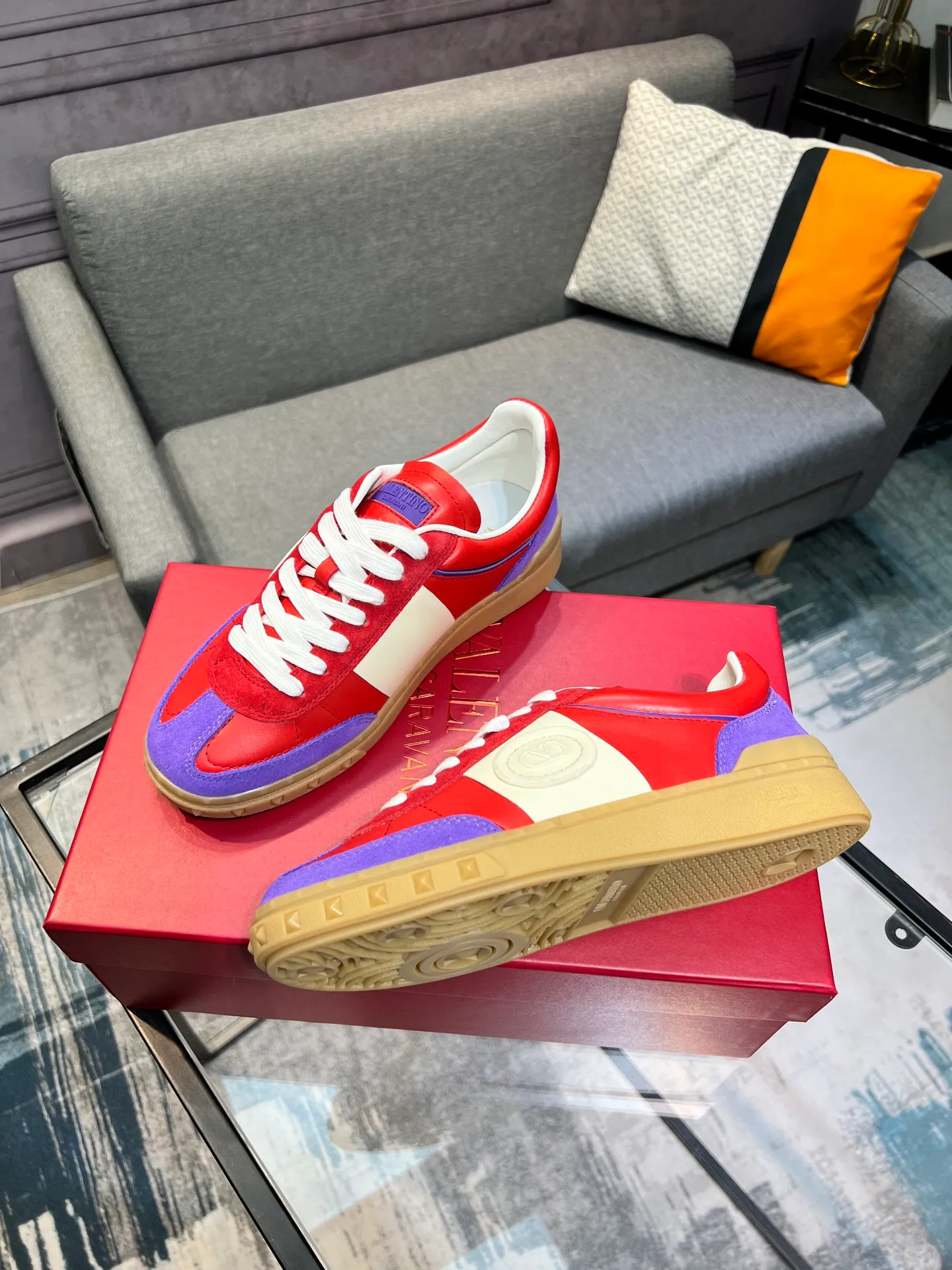 Men's shoes 💰620 👉🌹🌹VALENTINO counter synchronized new low-top casual sports shoes 👍Professional and high-end, perfect replica, first-class quality! 👍All made of original 1:1 materials, exclusive mold opening! 👍High mercerized cowhide fabric 👍TPU outsole, comfortable and wear-resistant, brand injection insole, 👍Full set of high-end counter packaging 👍All details are customized with 1:1 mold, striving for perfection! 👍Couple style female 35-41, male 38-46 (female 41, male 45 46 customized)